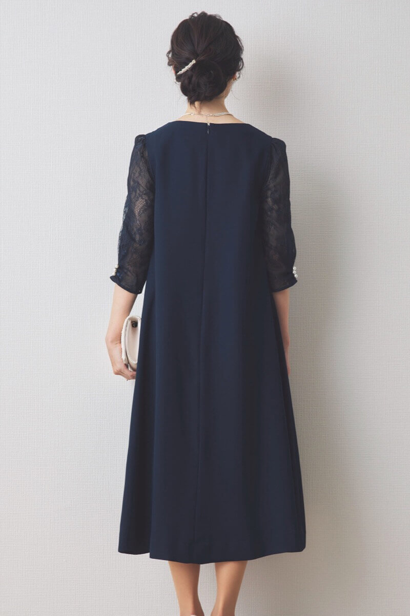 ネイビーのレース袖Aラインドレス