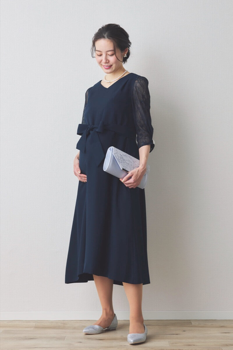 ネイビーのレース袖Aラインドレス