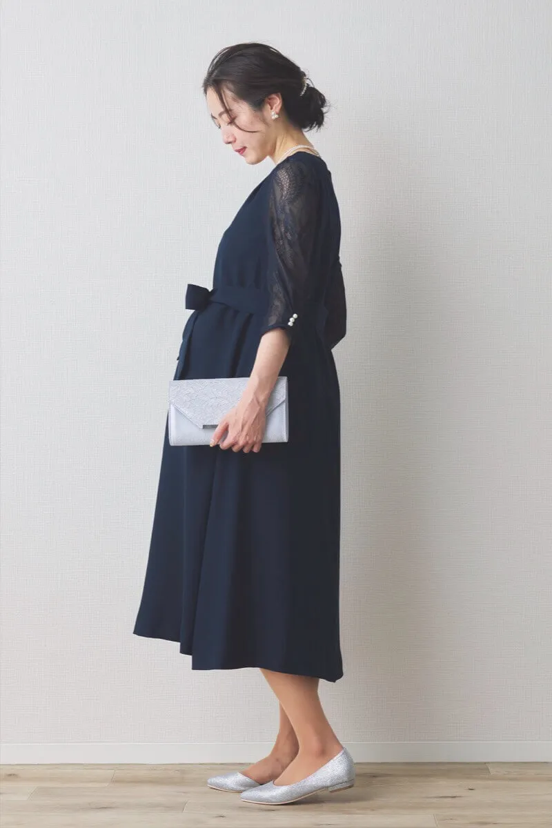 ネイビーのレース袖Aラインドレス