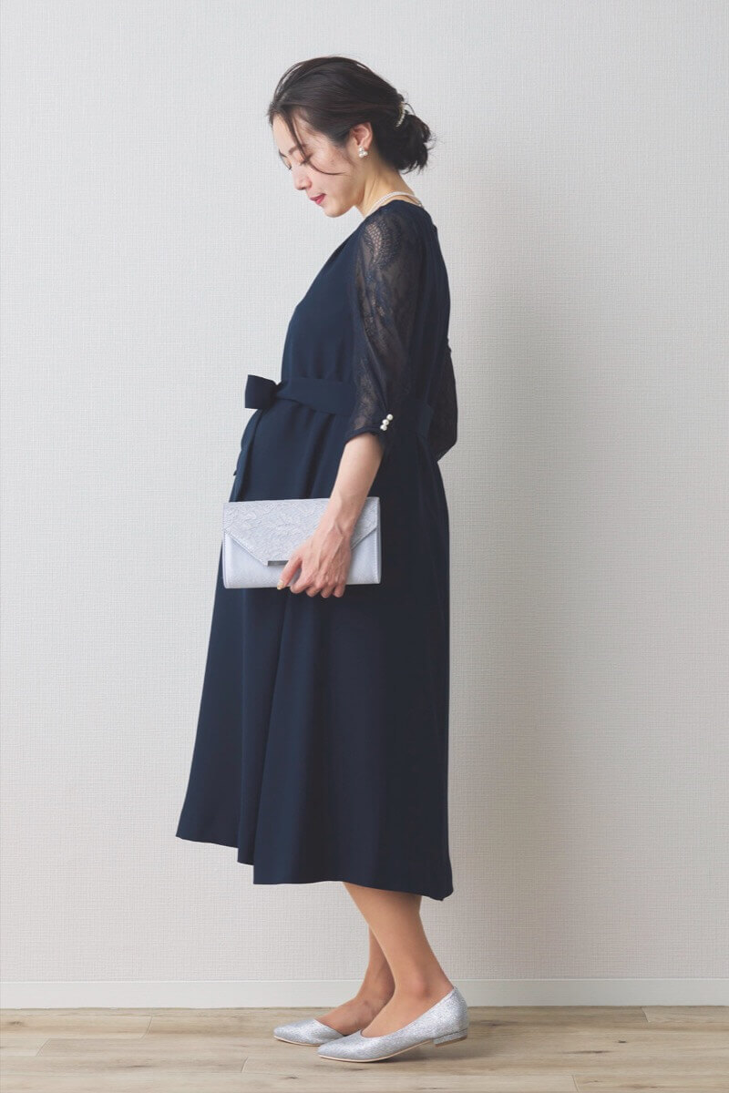 ネイビーのレース袖Aラインドレス