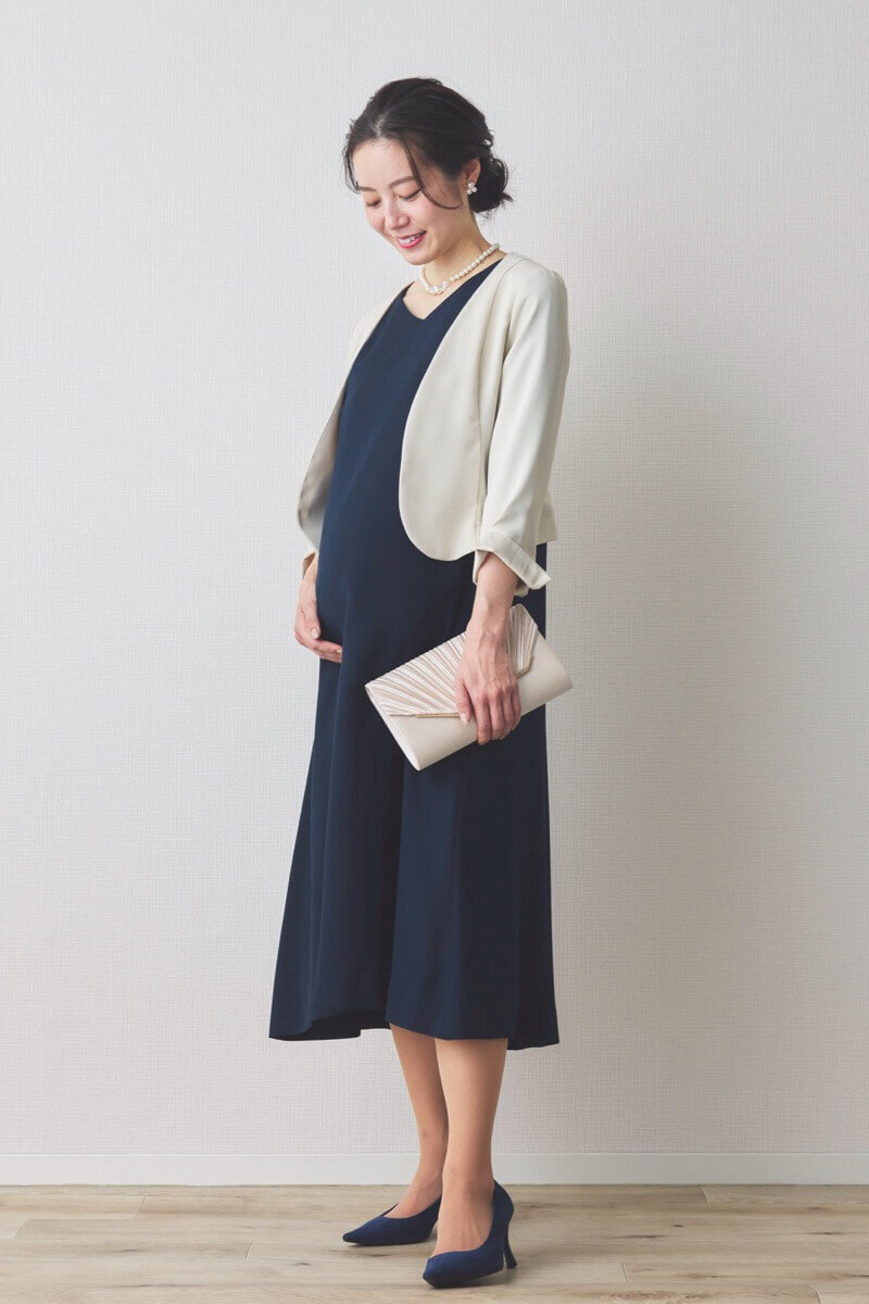 ネイビーのレース袖Aラインドレス