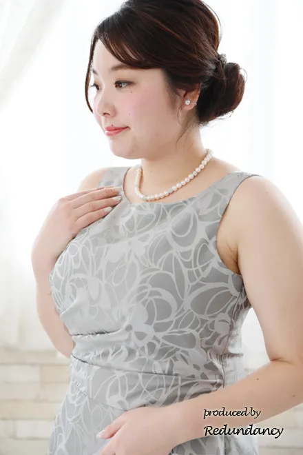 シルバーの斜めドレープドレス