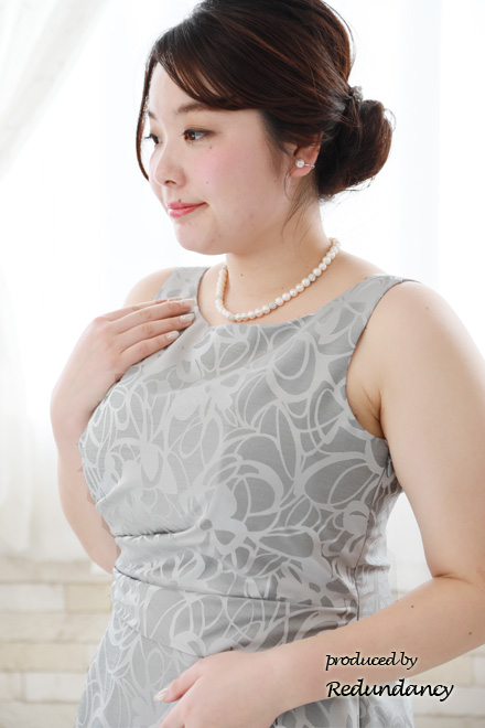 シルバーの斜めドレープドレス