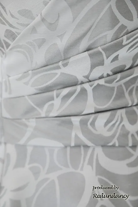 シルバーの斜めドレープドレス