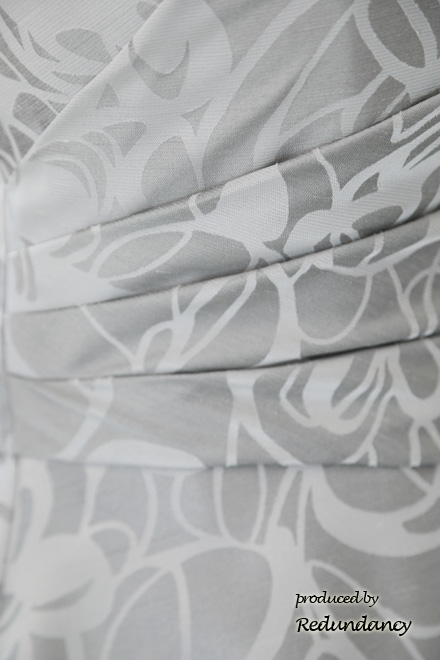 シルバーの斜めドレープドレス