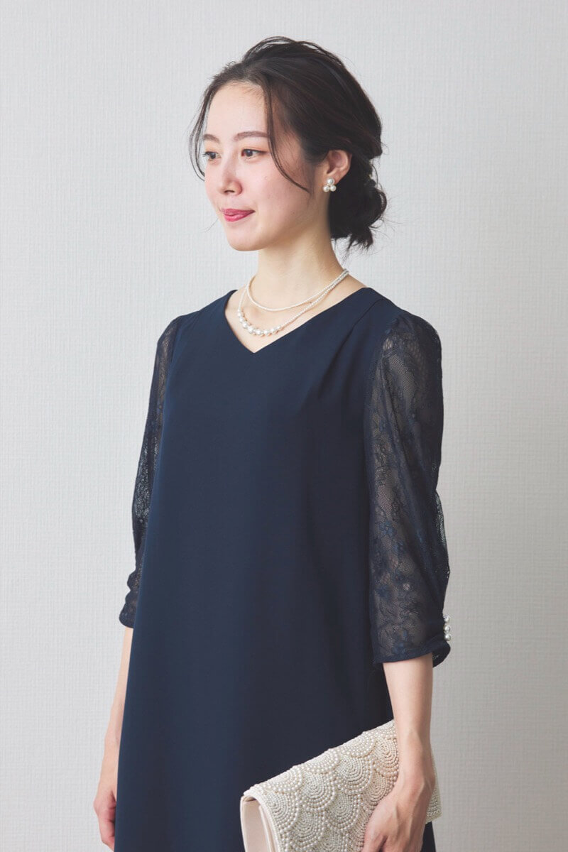 ネイビーのレース袖Aラインドレス
