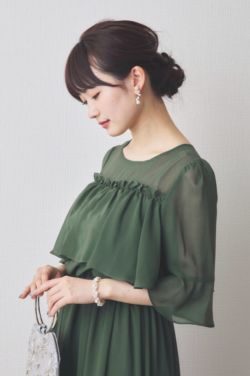 グリーンの授乳口付きフリルシフォンドレス