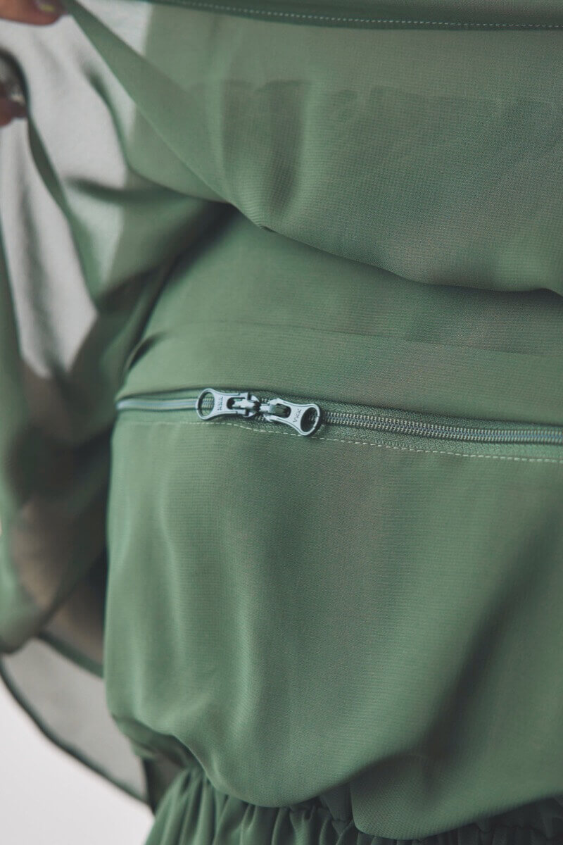 グリーンの授乳口付きフリルシフォンドレス