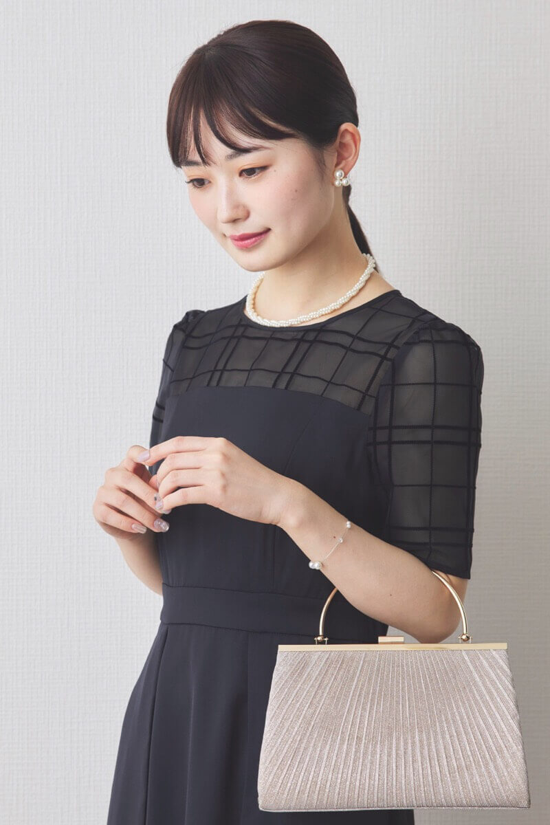 ブラックのチェックデザインペンシルドレス