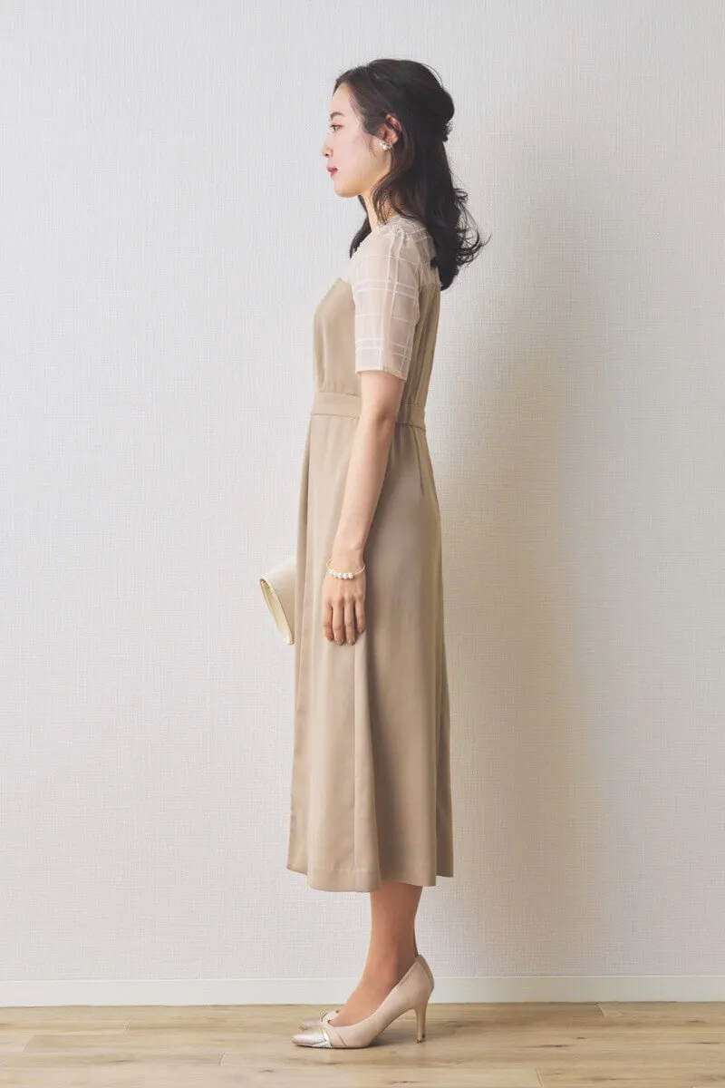 ベージュのチェックデザインペンシルドレス