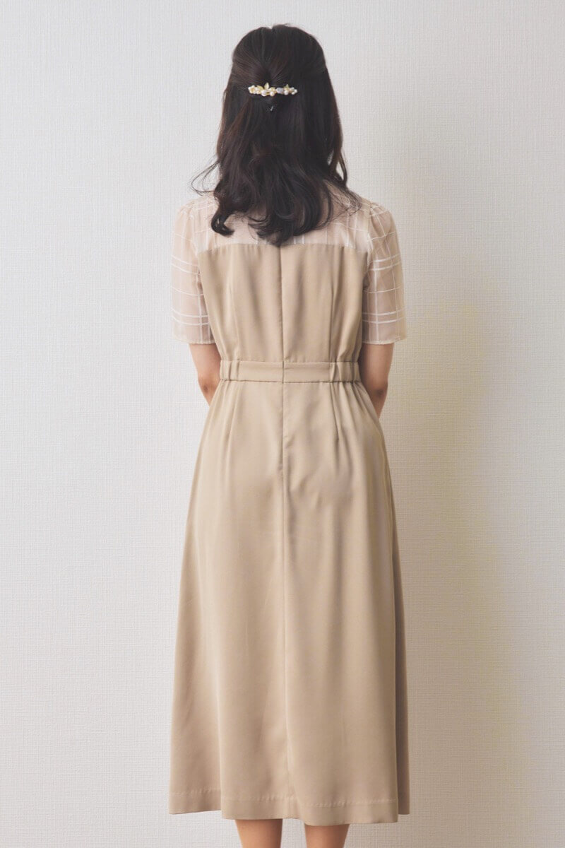 ベージュのチェックデザインペンシルドレス