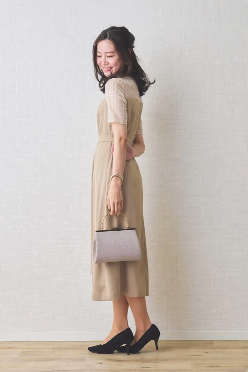 ベージュのチェックデザインペンシルドレス