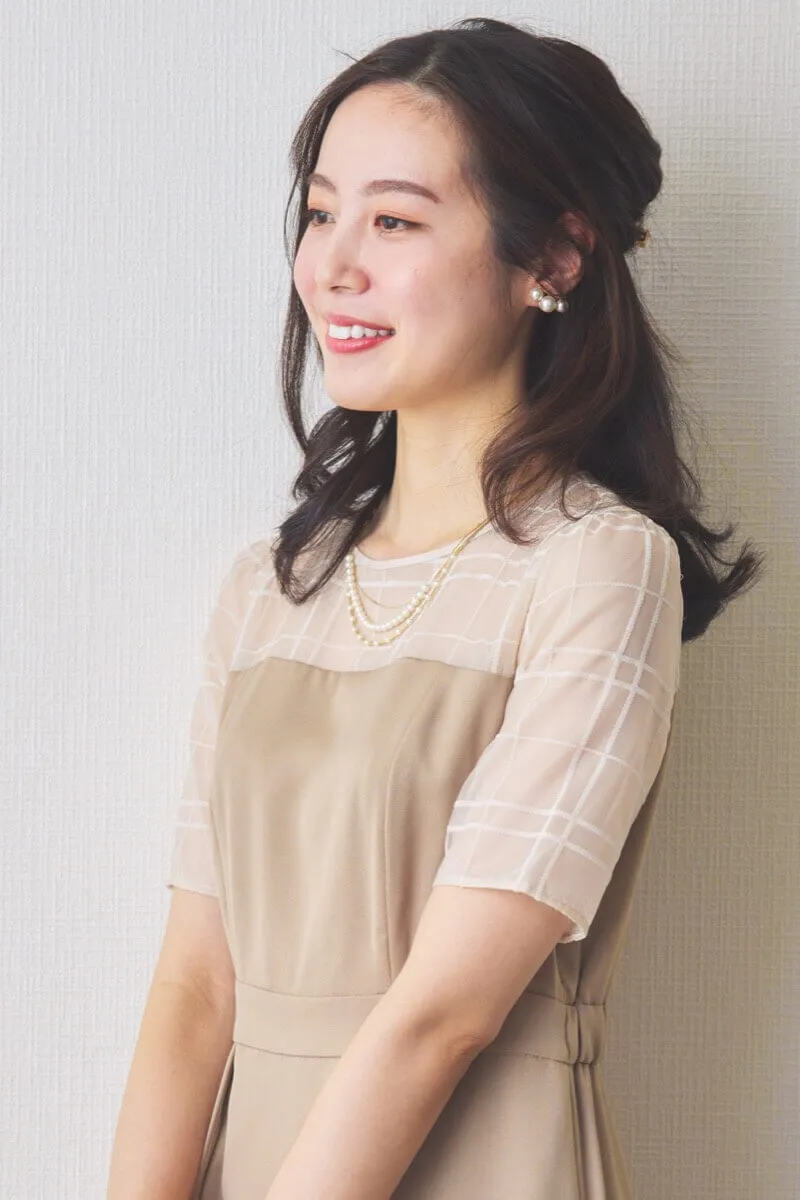 ベージュのチェックデザインペンシルドレス