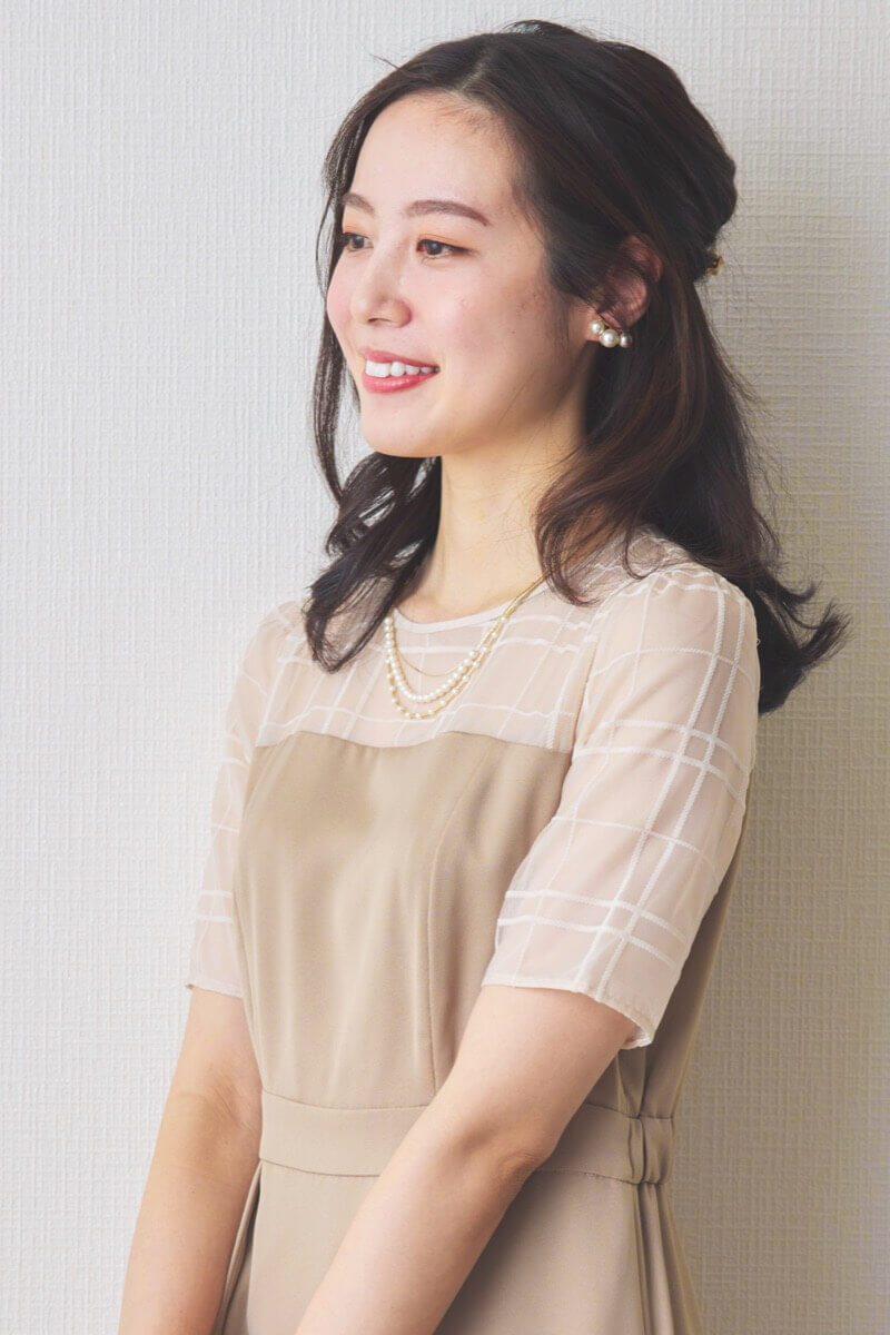 ベージュのチェックデザインペンシルドレス