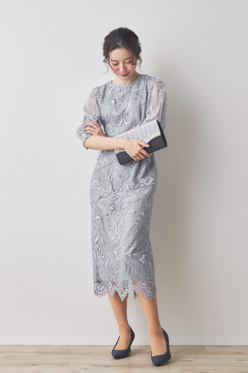 グレーのエンブロイダリーコクーンドレス