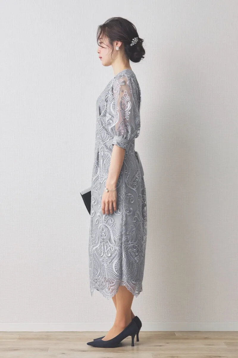 グレーのエンブロイダリーコクーンドレス