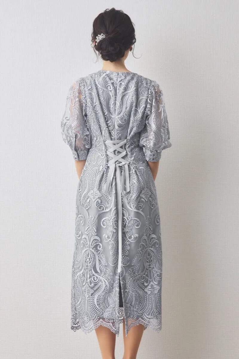 グレーのエンブロイダリーコクーンドレス