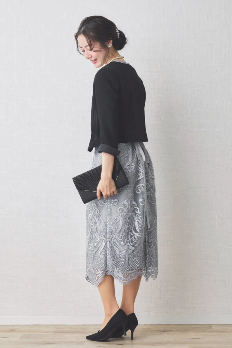 グレーのエンブロイダリーコクーンドレス