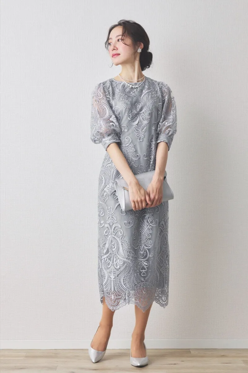 グレーのエンブロイダリーコクーンドレス