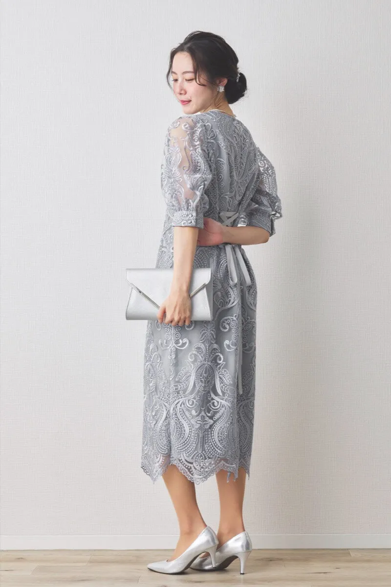 グレーのエンブロイダリーコクーンドレス