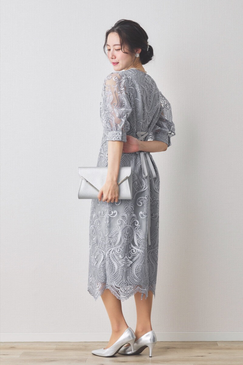 グレーのエンブロイダリーコクーンドレス