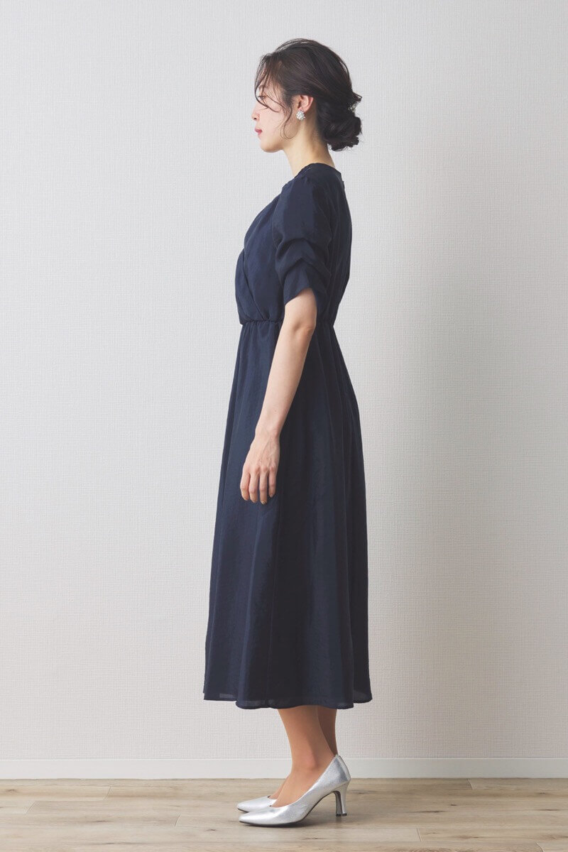 ネイビーのレースカシュクールドレス