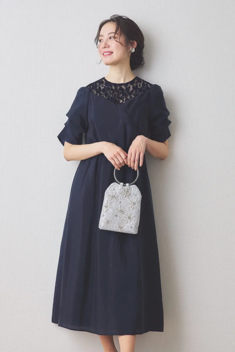 ネイビーのレースカシュクールドレス
