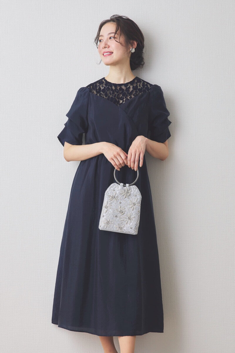 ネイビーのレースカシュクールドレス