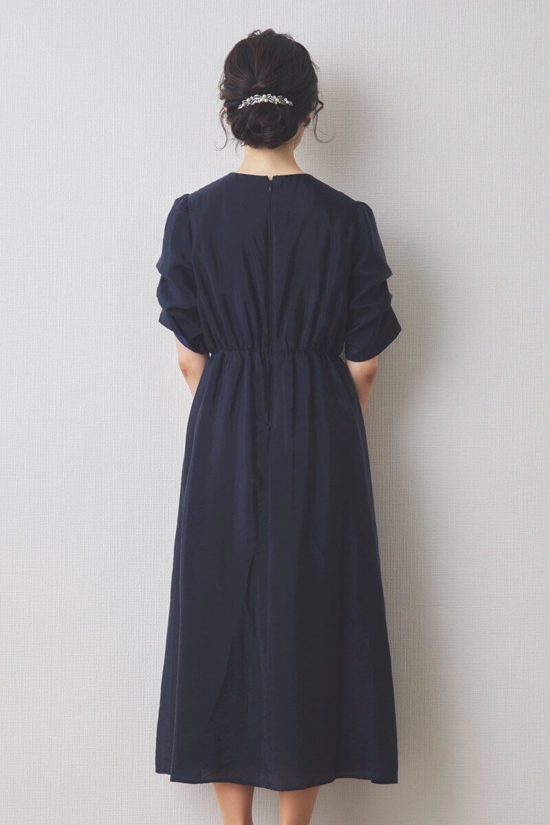 ネイビーのレースカシュクールドレス