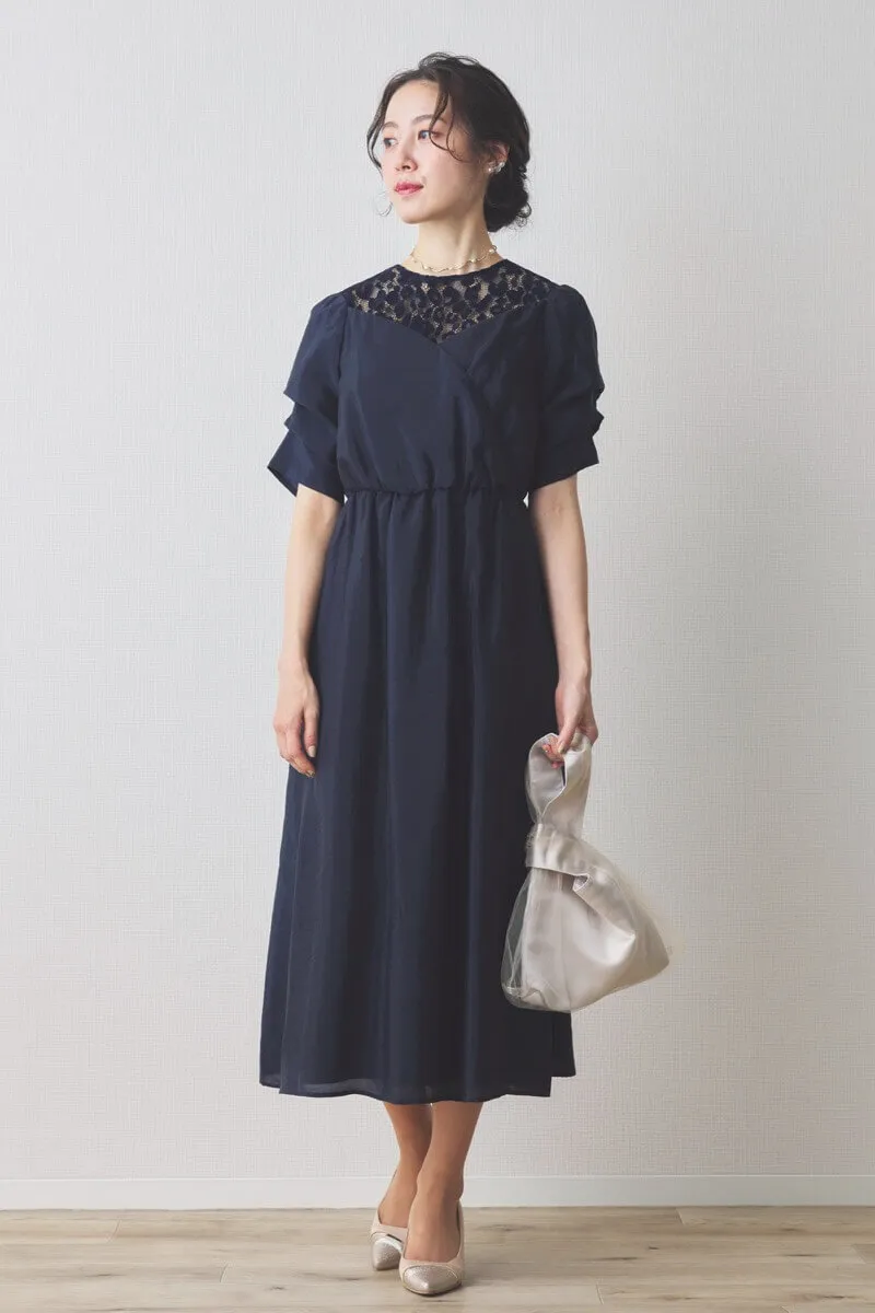 ネイビーのレースカシュクールドレス
