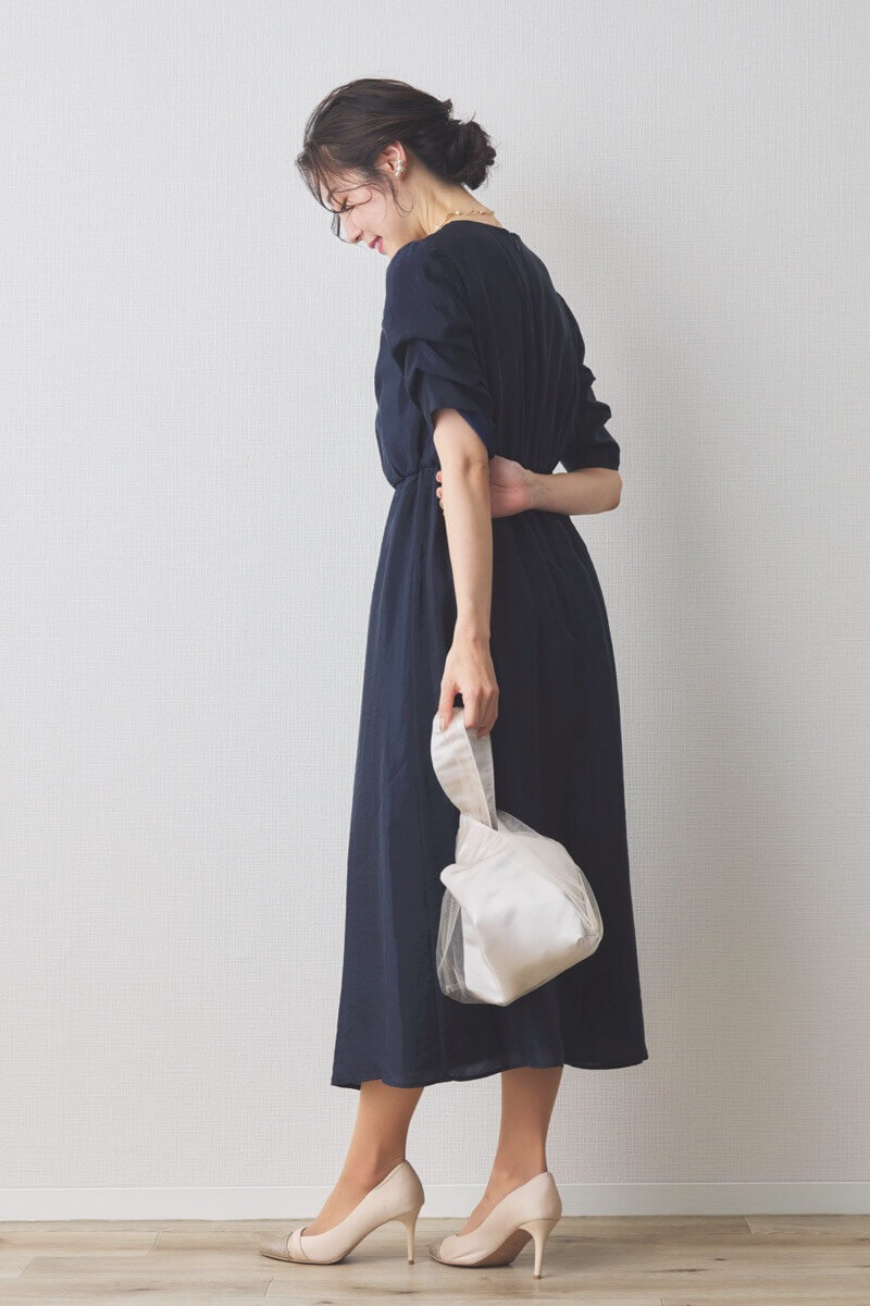 ネイビーのレースカシュクールドレス