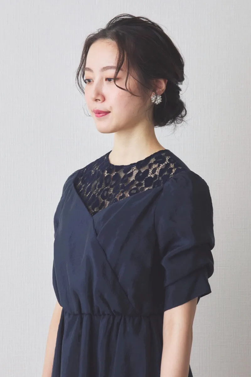 ネイビーのレースカシュクールドレス