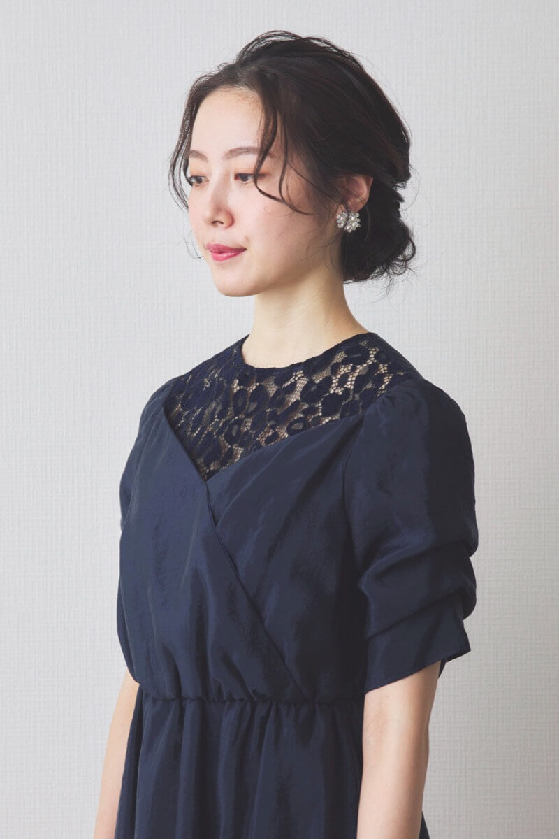 ネイビーのレースカシュクールドレス