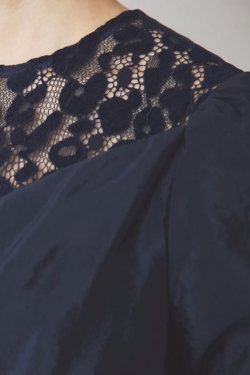 ネイビーのレースカシュクールドレス