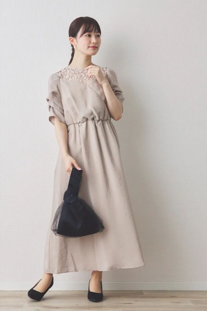 ベージュのレースカシュクールドレス