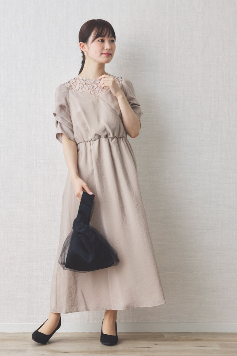 ベージュのレースカシュクールドレス