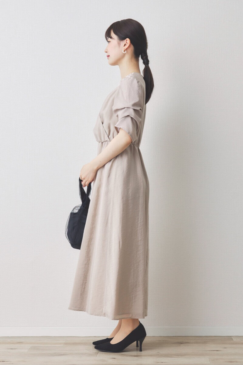 ベージュのレースカシュクールドレス