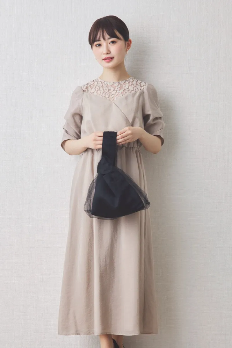 ベージュのレースカシュクールドレス