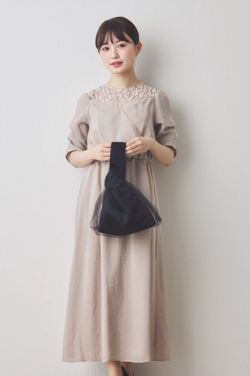 ベージュのレースカシュクールドレス