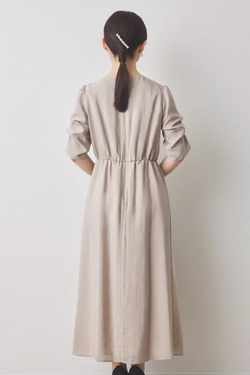 ベージュのレースカシュクールドレス