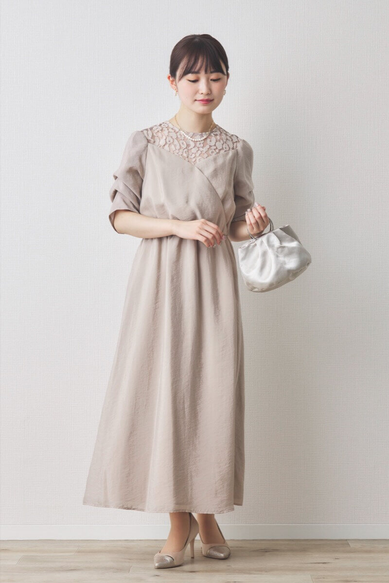 ベージュのレースカシュクールドレス
