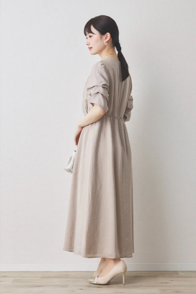 ベージュのレースカシュクールドレス