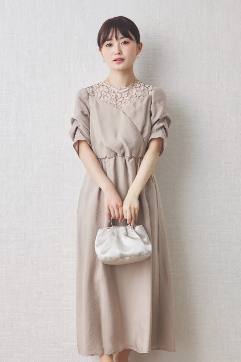 ベージュのレースカシュクールドレス