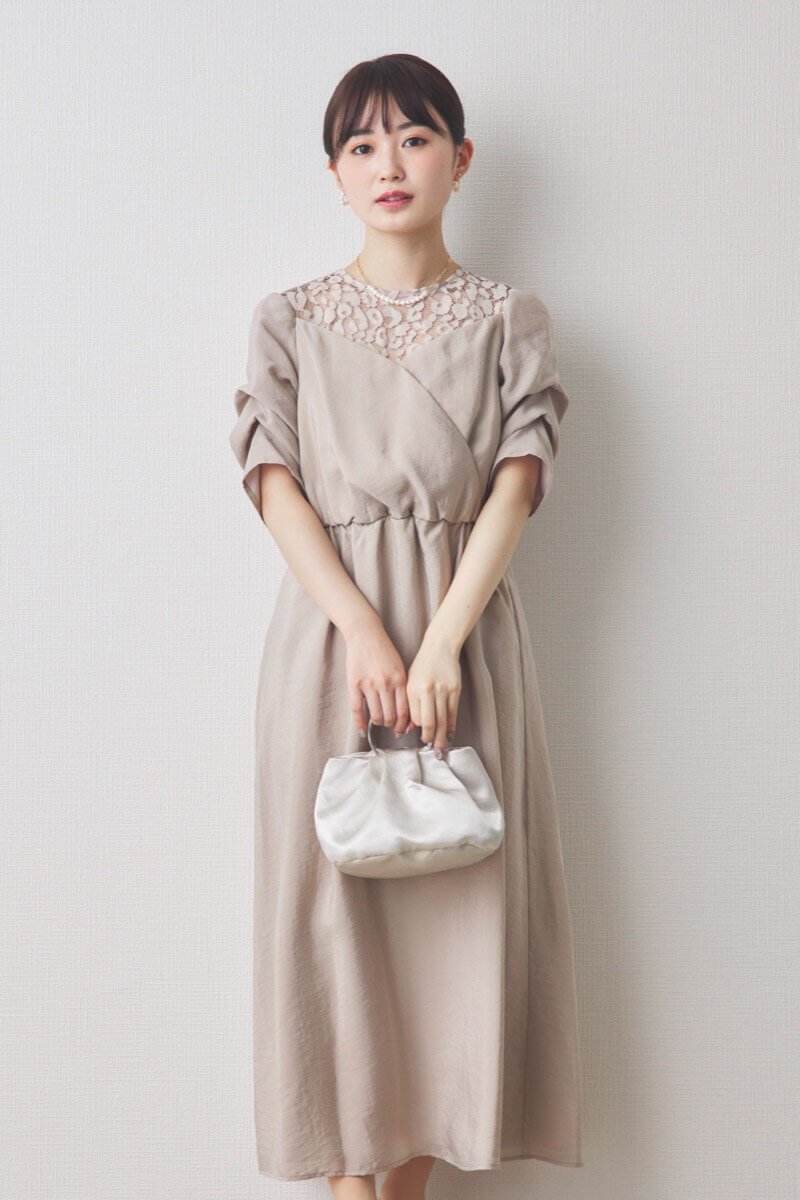 ベージュのレースカシュクールドレス