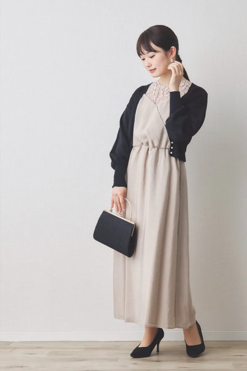 ベージュのレースカシュクールドレス