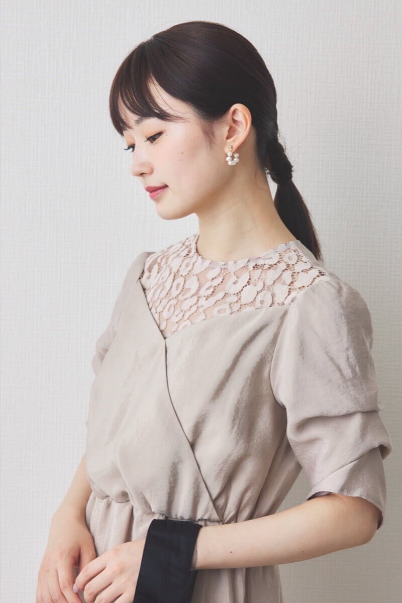 ベージュのレースカシュクールドレス