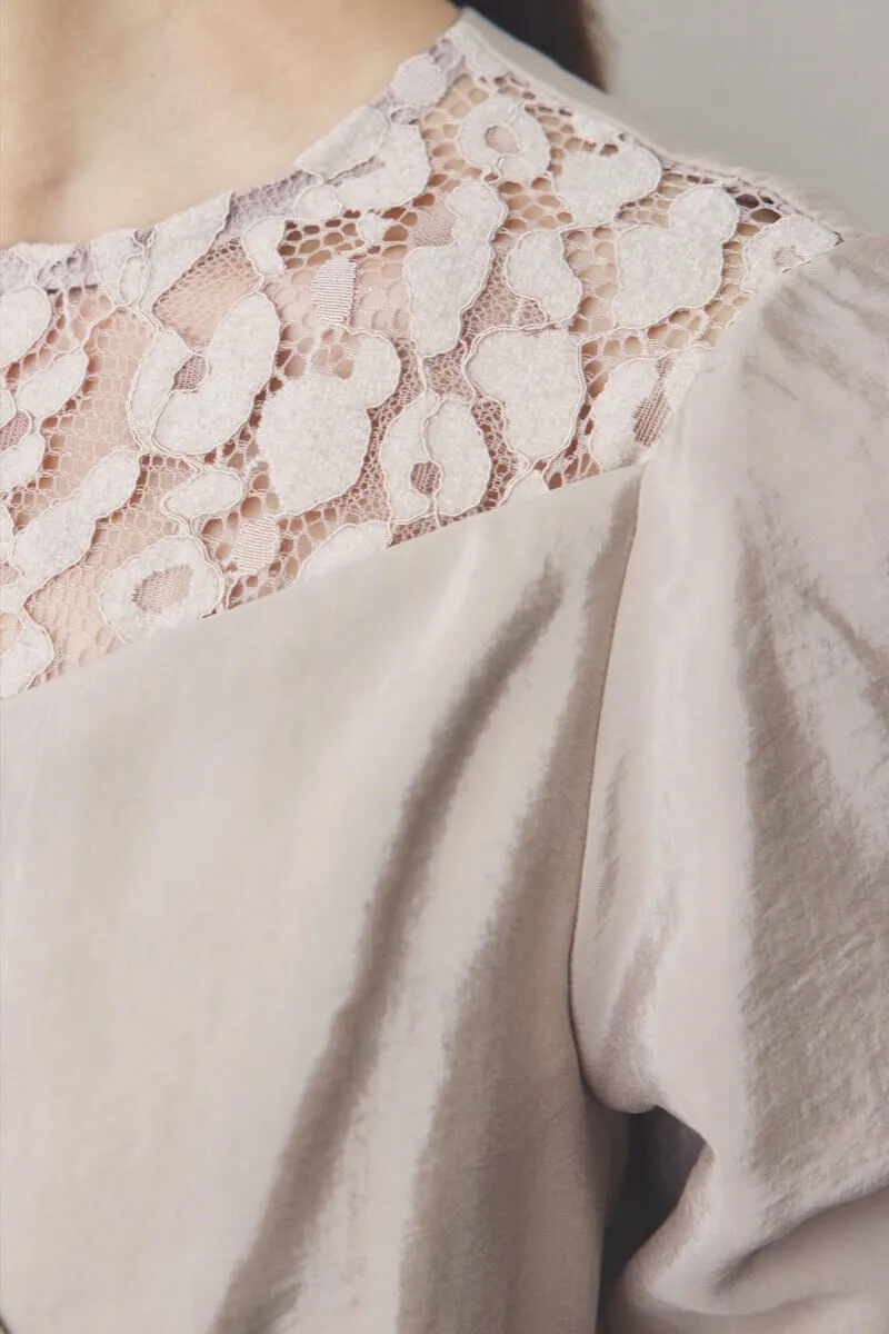 ベージュのレースカシュクールドレス