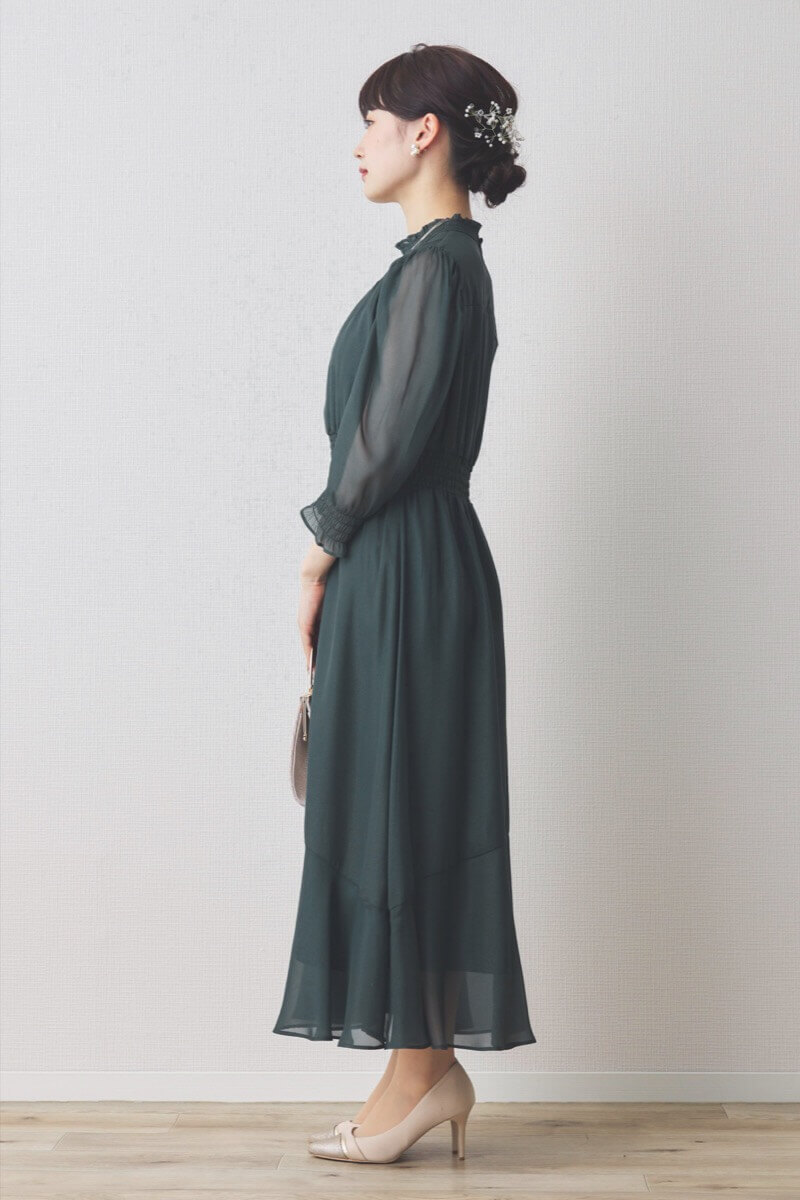 ダークグリーンのハイネックラメシフォンドレス