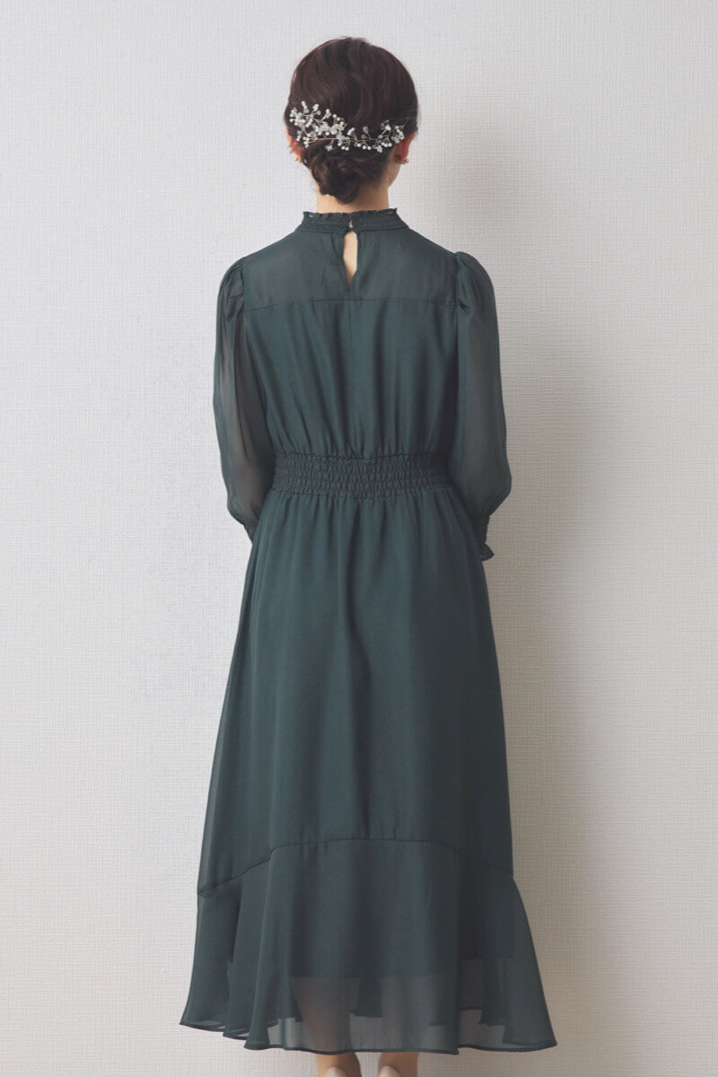 ダークグリーンのハイネックラメシフォンドレス