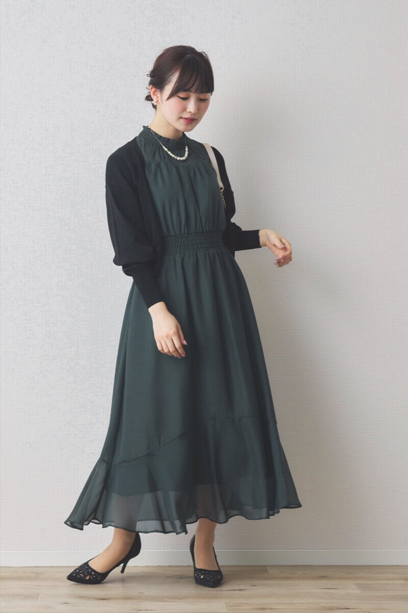 ダークグリーンのハイネックラメシフォンドレス